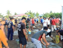 Satgas TMMD dan Warga Desa Wama Bahu Membahu Cor Lapangan Voli