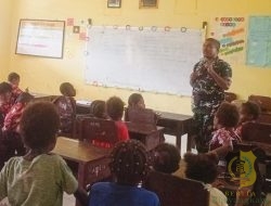 Babinsa Mapurujaya Tanamkan Nilai Cinta Tanah Air kepada Siswa SD YPPK Kaugapu