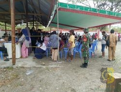 Babinsa Koramil 1710-03/Kuala Kencana Dampingi Penyaluran Bantuan Kepada Masyarakat