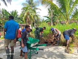 Babinsa Koramil Mapurujaya Ajak Warga Bersihkan Parit