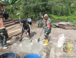 Babinsa Koramil Tembagapura Bantu Perbaiki Rumah Warga