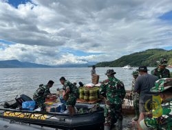 TNI Tempuh 12 Mil Lalui Danau Singkarak Salurkan Bantuan