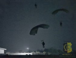 Puluhan Prajurit Pasukan Payung TNI Laksanakan Penerjunan KDOL