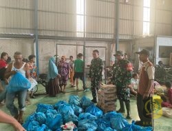 TNI Distribusikan 14.225 Nasi Bungkus untuk Warga Terdampak Banjir di Medan
