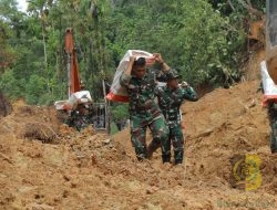 Prajurit TNI Pikul Bahan Bantuan dan Jalan Kaki Puluhan Kilometer Salurkan Logistik ke Desa Terisolir