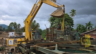 TNI Kerahkan Yon Zipur I/DD Pasang Jembatan Bailey Penghubung Tapsel-Tapteng