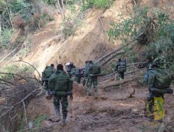 TNI Terobos 20 Titik Longsor Berjalan Kaki Dorong Logistik ke Wilayah Terisolir Tapteng