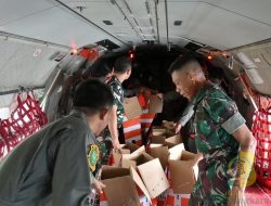 TNI Dropping Logistik dengan Metode Airdrop di Gayo Lues