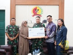 TNI Serahkan Santunan untuk Keluarga Prajurit Gugur dalam Misi Evakuasi Banjir Bandang