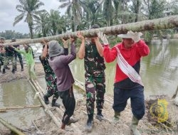TNI dan Warga Gotong Royong Perkuat Tanggul Pasca Banjir di Langkat