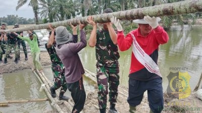 TNI dan Warga Gotong Royong Perkuat Tanggul Pasca Banjir di Langkat