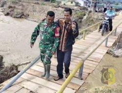 TNI dan Warga Gotong Royong Bangun Jembatan Darurat di Gayo Lues