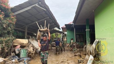 TNI Bersihkan Puskesmas Terdampak Banjir di Aceh Tamiang