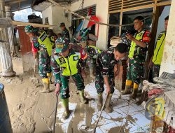 TNI Bantu Bersihkan Rumah Lansia Terdampak Banjir di Kabupaten Pidie