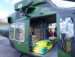 TNI Salurkan Bantuan Menggunakan Helikopter ke Desa Sibalanga