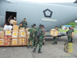 TNI Salurkan Logistik ke Wilayah Terisolasi dengan Metode Airdrop