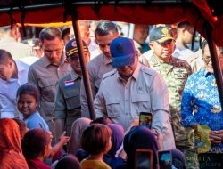 Panglima TNI Dampingi Presiden RI Tinjau Posko Pengungsian dan Dapur Lapangan di Padang Pariaman