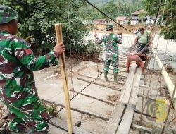 TNI Bersama Warga Perbaiki Jembatan untuk Buka Akses Antar Desa