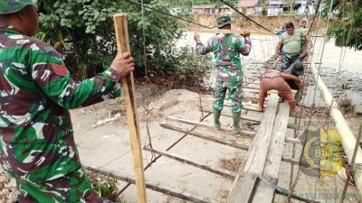 TNI Bersama Warga Perbaiki Jembatan untuk Buka Akses Antar Desa