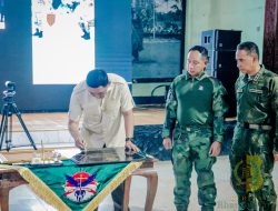 Panglima TNI Bersama Menhan RI Anugerahkan KPLB kepada Prajurit Berprestasi di Timika