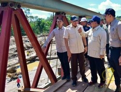 Wapang TNI Dampingi Presiden Prabowo Tinjau Jembatan Bailey dan Posko Kesehatan di Tapanuli Selatan