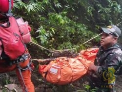 Prajurit TNI Temukan Dua Korban Kecelakaan Pesawat ATR 42-500 di Gunung Bulusaraung