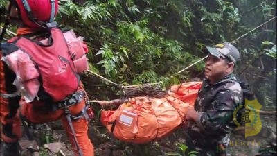 Prajurit TNI Temukan Dua Korban Kecelakaan Pesawat ATR 42-500 di Gunung Bulusaraung