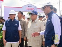 Wakil Panglima TNI Dampingi Presiden RI Tinjau Pembangunan Rumah Hunian Danantara di Aceh Tamiang