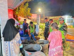 Prajurit TNI Salurkan Bantuan Air Bersih kepada Warga Terdampak Banjir di Kota Padang